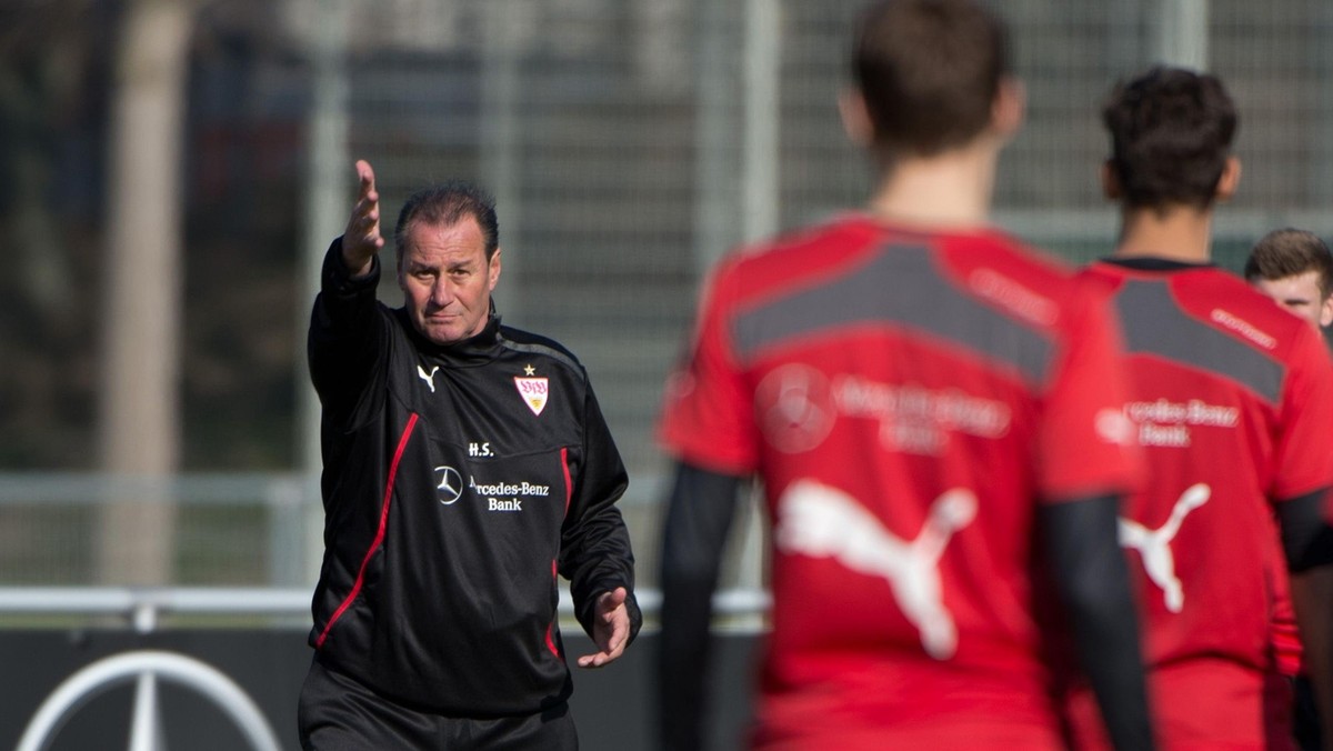 Walczące o utrzymanie w Bundeslidze VfB Stuttgart zremisowało na własnym terenie w piątek bezbramkowo z Herthą Berlin. Trener gospodarzy Huub Stevens, którego typuje się do rychłego zwolnienia z pracy, otrzymał wsparcie od szefostwa klubu.