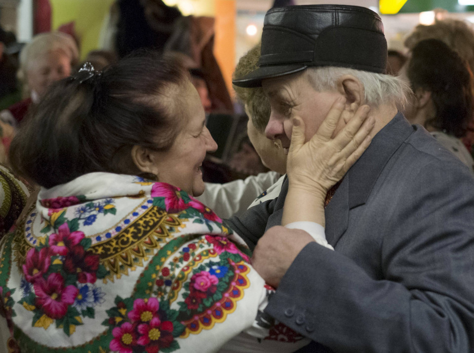 Ukraińscy seniorzy tańczą w metrze