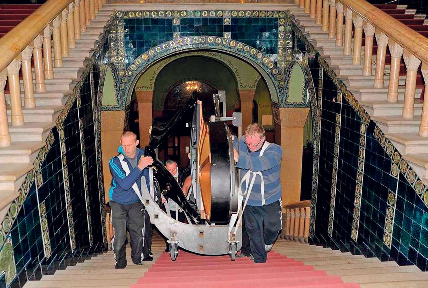 Pazili na svaki detalj da ne oštete klavir