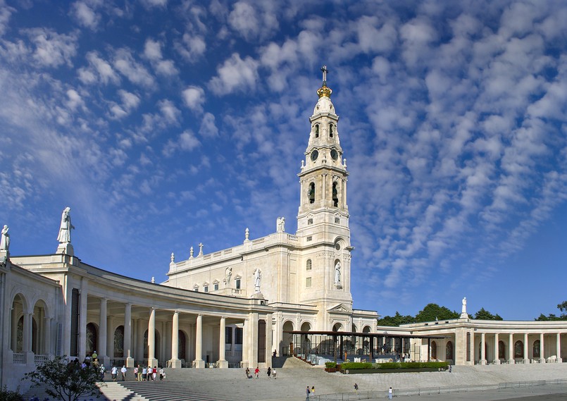 Fatima - miasto w centrum Portugalii, gdzie w 1917 roku troje pasterzy ogłosiło, że objawiła im się Matka Boska i przekazała trzy tajemnice fatimskie. W 1930 roku Kościół katolicki uznał je za cud