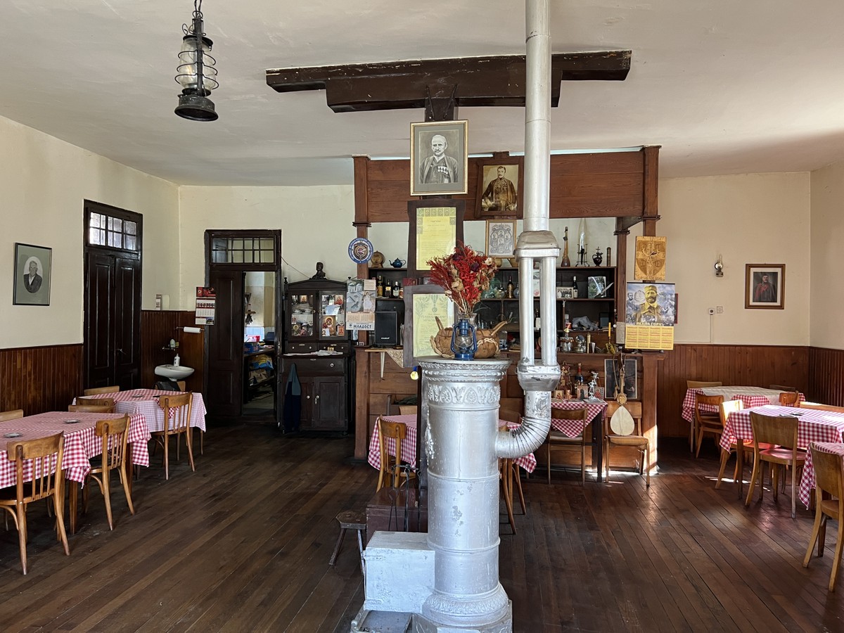 KAFANA KOJA PRKOSI VREMENU 100 godina ukusa, tajni i KRALJEVSKIH GOSTIJU U SRCU ŠUMADIJE