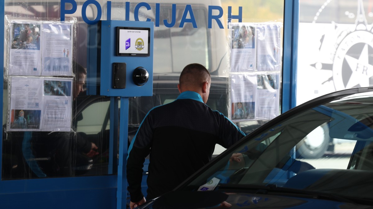 Srbina slikali 4 puta na granici za 24 sata: EES sistem na delu
