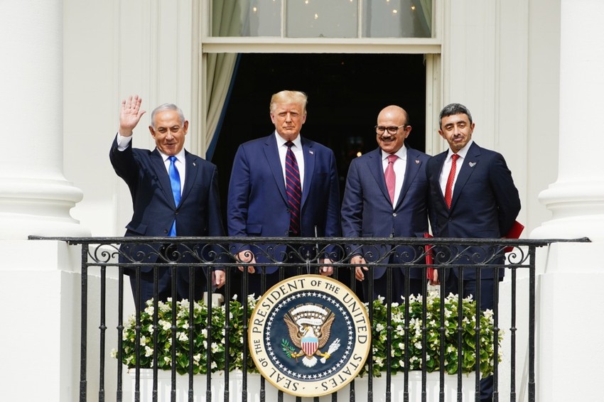 Izraelski premijer Benjamin Netanjahu, američki predsednik Donald Tramp i ministri spoljnih poslova Bahreina Halid bin Ahmed al Halifa i UAE-a Abdulah bin Zajed bin Sultan al Najan u Vašingtonu 15. septembra 2020. tokom potpisivanja Abrahamovog sporazuma kojim su normalizovani odnosi između Emirata, Bahreina i Izraela