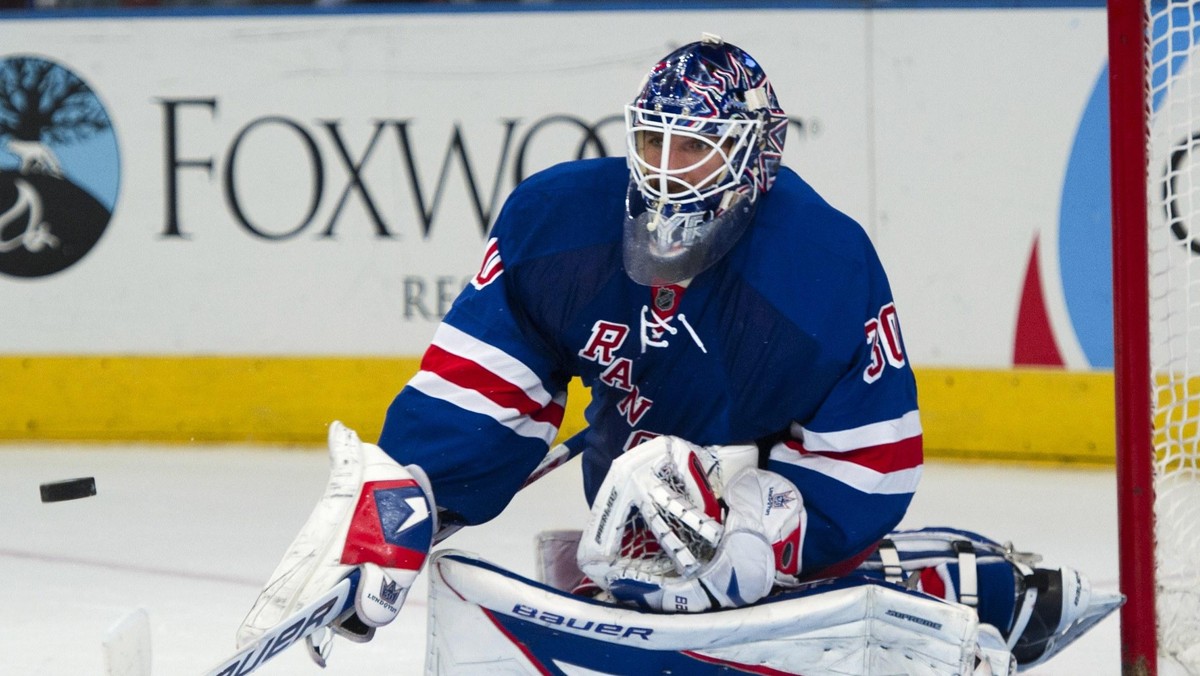 Wielki wieczór ma za sobą bramkarz New York Rangers, Henrik Lundqvist. Szwed obronił 34 strzały w meczu przeciwko Buffalo Sabres, przetrwał oblężenie własnej bramki w dogrywce, a na koniec wyszedł obronną ręką w czterech z pięciu rzutów karnych. Strażnicy wygrali 1:0.