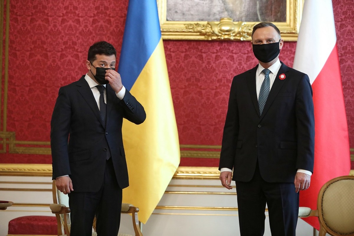 Warszawa, 03.05.2021. Prezydent RP Andrzej Duda (P) oraz prezydent Ukrainy Wołodymyr Zełenski (L) podczas spotkania na Zamku Królewskim w Warszawie, 3 bm. (amb) PAP/Leszek Szymański