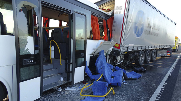 Az M5-ös autópályán egy kamionba csapódott a rendőröket szállító busz /Fotó: Donka Ferenc