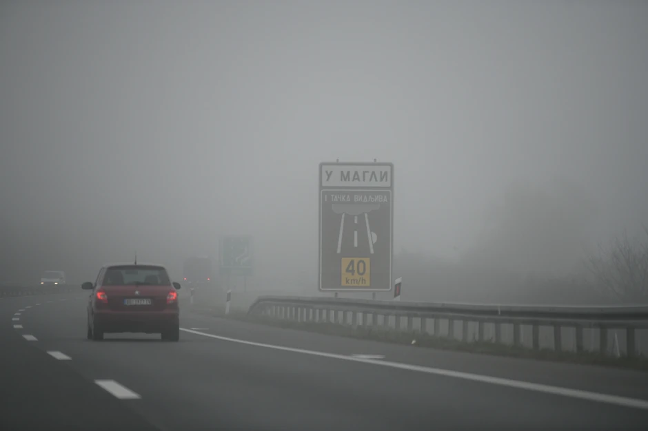 "Vožnja sa dugim svetlima po magli ne samo da nije preporučljiva, nego je i zakonom zabranjena", kaže advokat Miljević