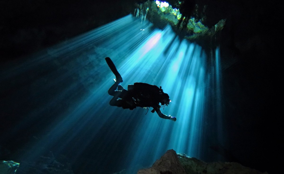 Nurek w podwodnej jaskini