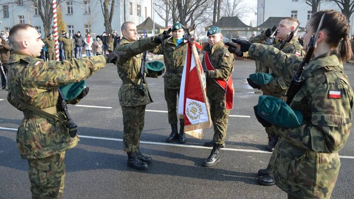 W koszarach 10. Brygady Logistycznej, w obecności najbliższych i przyjaciół, elewi służby przygotowawczej złożyli w piątek przysięgę wojskową.