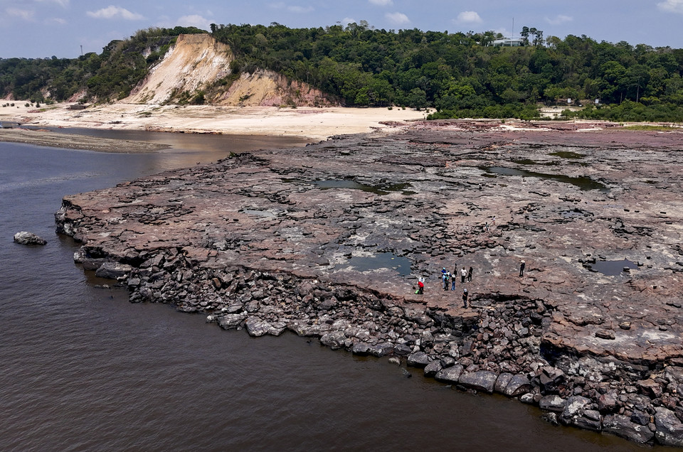 Susza w Amazonii odsłoniła starożytne ryciny w rzece Negro w Praia das Lajes