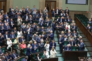 Polityczne przetasowanie. Liderzy tracą, Konfederacja słabnie, a kto zyskuje? [SONDAŻ]