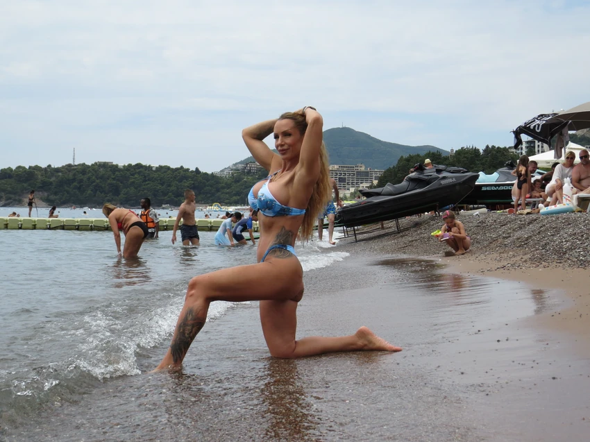 Šest puta povećavala grudi, platila 25.000 evra, pa joj nudili novac za intimne usluge