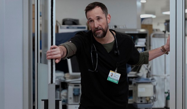 Noa Vajli tumači lik doktora Robija, traumatizovanog i beskompromisnog, ali duboko saosećajnog glavnog lekara | Foto: HBO Max