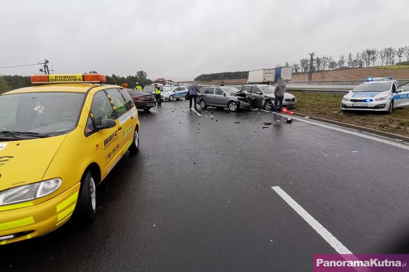 Kutno: karambol na A1. Uszkodzony radiowóz, policjant miał szczęście