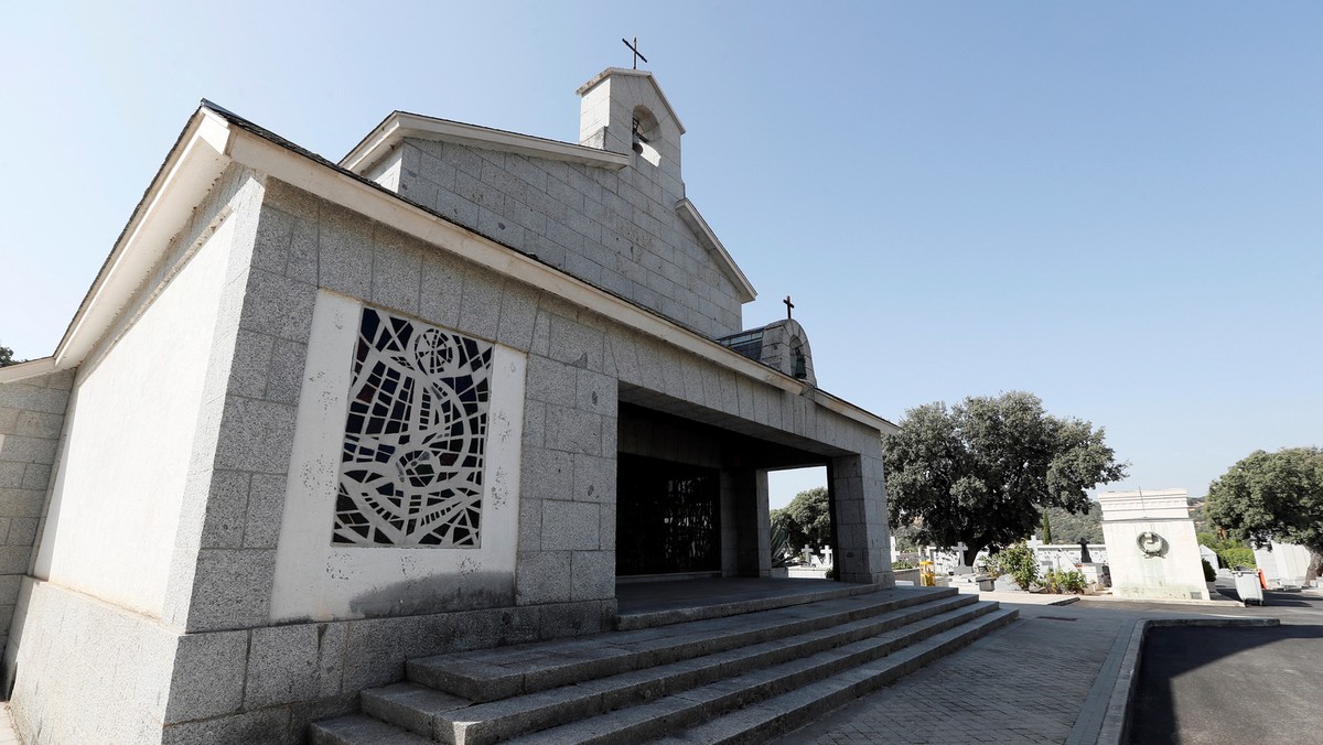 Sąd w San Lorenzo de El Escorial pod Madrytem nie wyraził zgody na przeniesienie zwłok Francisco Franco poza mauzoleum wojny domowej w Hiszpanii w Dolinie Poległych. W orzeczeniu wskazał na trudności architektoniczne, które utrudniają ekshumację generała.