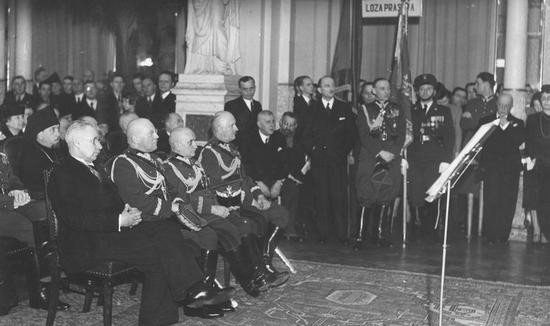 Generał Jerzy Wołkowicki (siedzi drugi z prawej) nie podzielił losu tysięcy polskich oficerów zamordowanych przez Sowietów w 1940 r. za sprawą kilku zdań wypowiedzianych 35 lat wcześniej