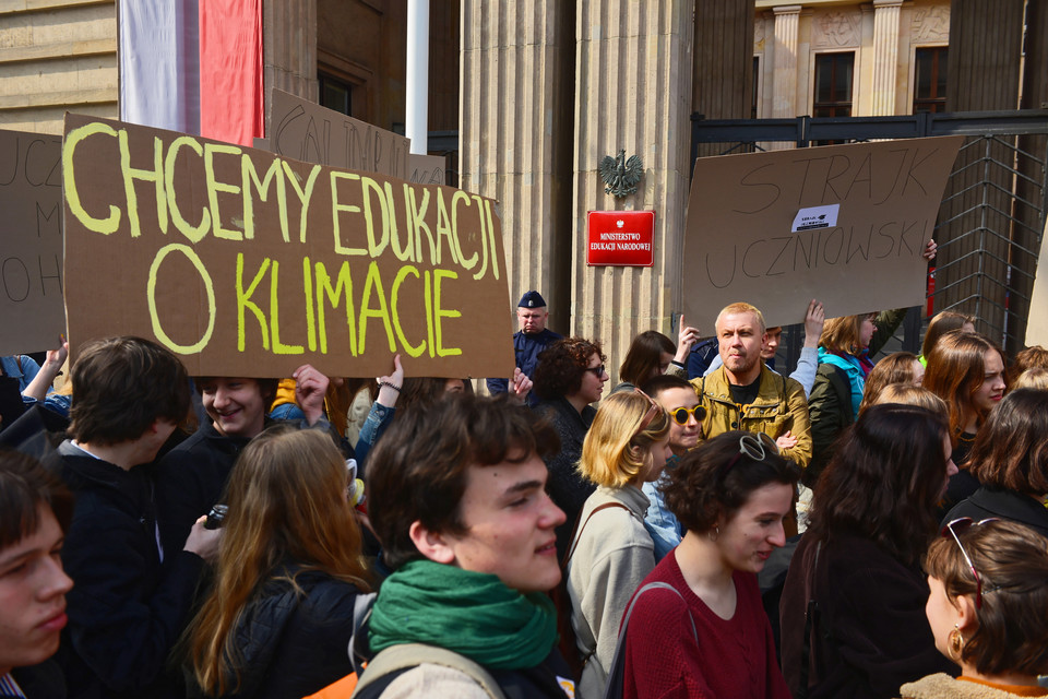 Manifestacja uczniów pod MEN