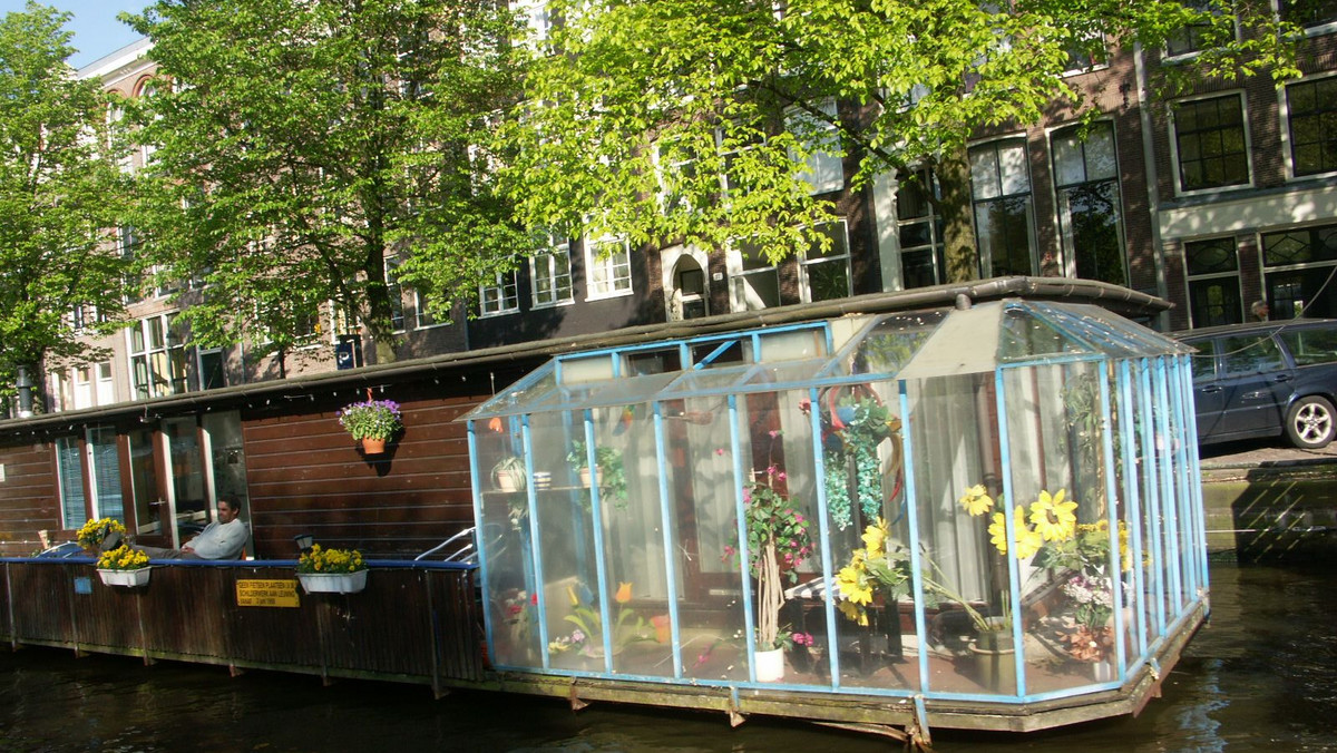 Właściciele pływających domów na kanałach Amsterdamu obawiają się chaosu i awantur, które mogą wystąpić, gdy holenderscy fani będą świętować ewentualne zwycięstwo w finale piłkarskich mistrzostw świata w RPA.