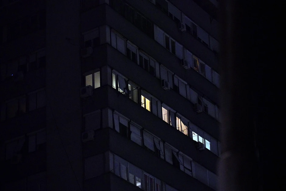 Soliter nema terase, tako da se pretpostavlja da je dečak pao sa prozor, ali još se ne zna kako se nesreća dogodila