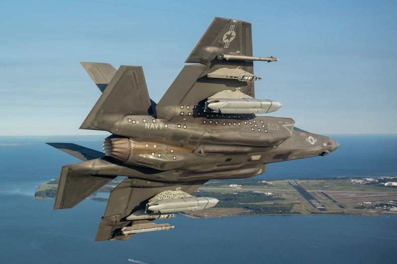 Samolot F-35C w trakcie testów mających na celu ocenę wpływu pocisków AGM-158C na drgania i właściwości lotne maszyny.