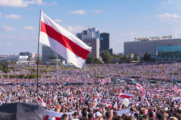 Biało-czerwono-biała flaga podczas protestu przeciw Alaksandrowi Łukaszence