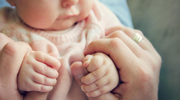 Ulewanie u niemowlaka - jakie są przyczyny? Ulewanie przez nos i po karmieniu piersią