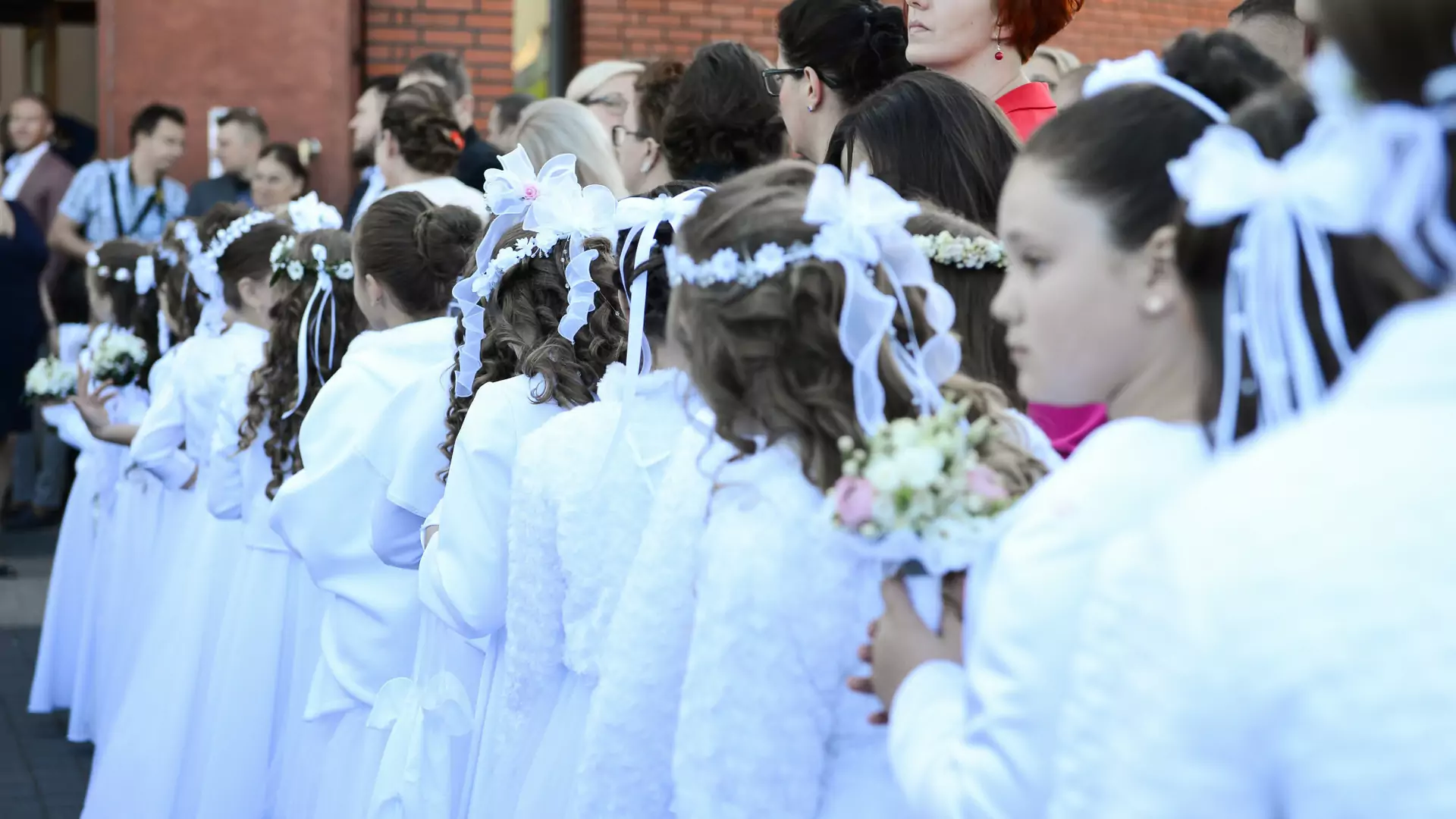 Ile dać w kopercie na komunię? Tyle co na wesele? Podajemy konkretne kwoty