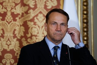 Sikorski chwali spadek importu ropy do Indii. 'To uderzenie w finanse Rosji'
