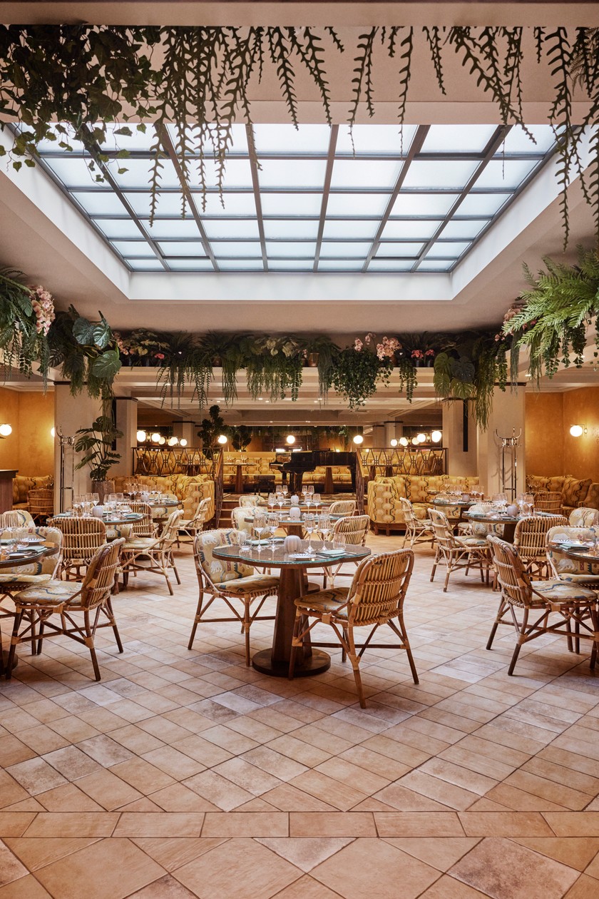 Die Anlage beinhaltet 231 Zimmer, sieben Restaurants und Bars, Tagungsräume, einen Wellnessbereich und ein hauseigenes Theater. 