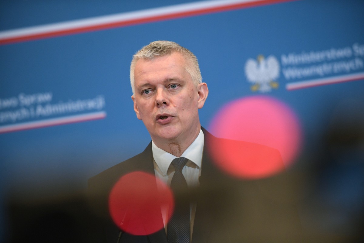 Minister spraw wewnętrznych i administracji, koordynator służb specjalnych Tomasz Siemoniak podczas konferencji prasowej w MSWiA w Warszawie, Konferencja dotyczyła wyborów do Parlamentu Europejskiego