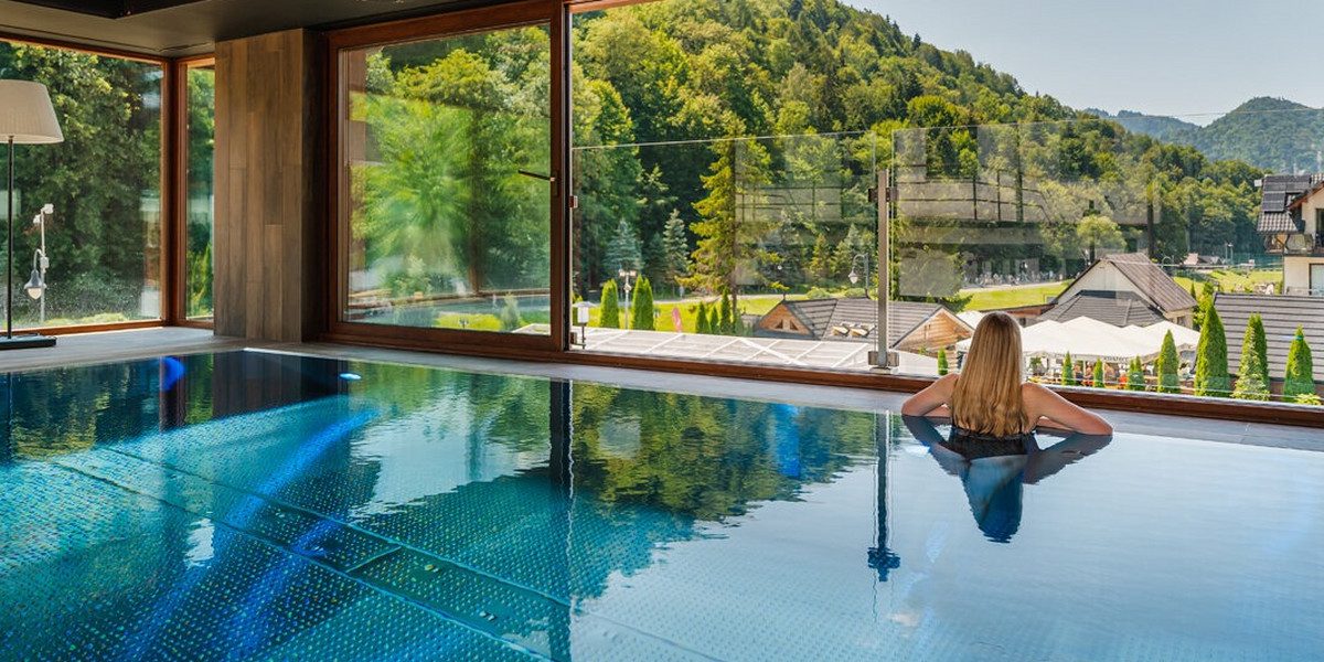 Szczawnica Park Resort & Spa - basen z pięknym widokiem
