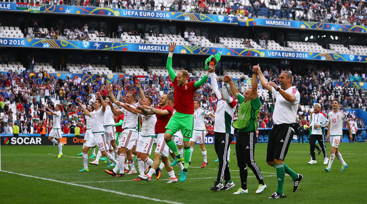 A focisták együtt örültek a szurkolókkal a lefújás után / Fotó: Europress-Getty Images