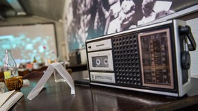 [QUIZ] Niezapomniane hity PRL-u: połącz piosenkę z artystą, dokończ tekst i przenieś się do tamtych lat