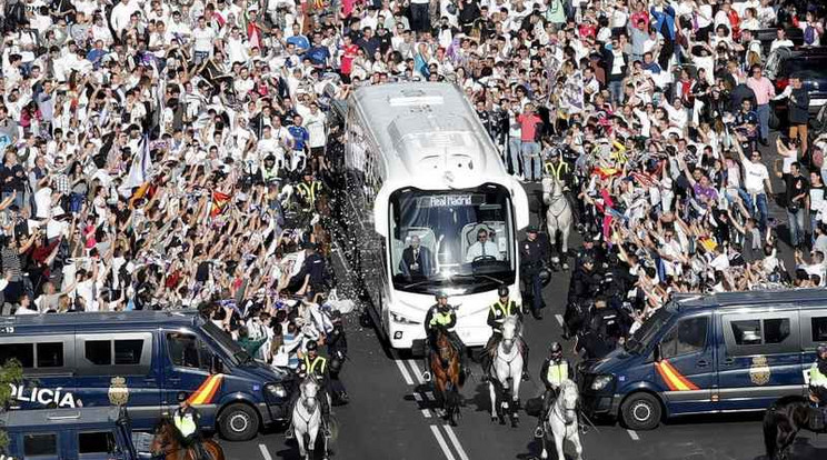 Így fogadták a Real Madrid csapatbuszát/Fotó: MTI