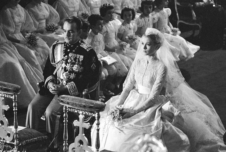 Grace Kelly i książę Rainier podczas ceremonii ślubnej w 1956 r.