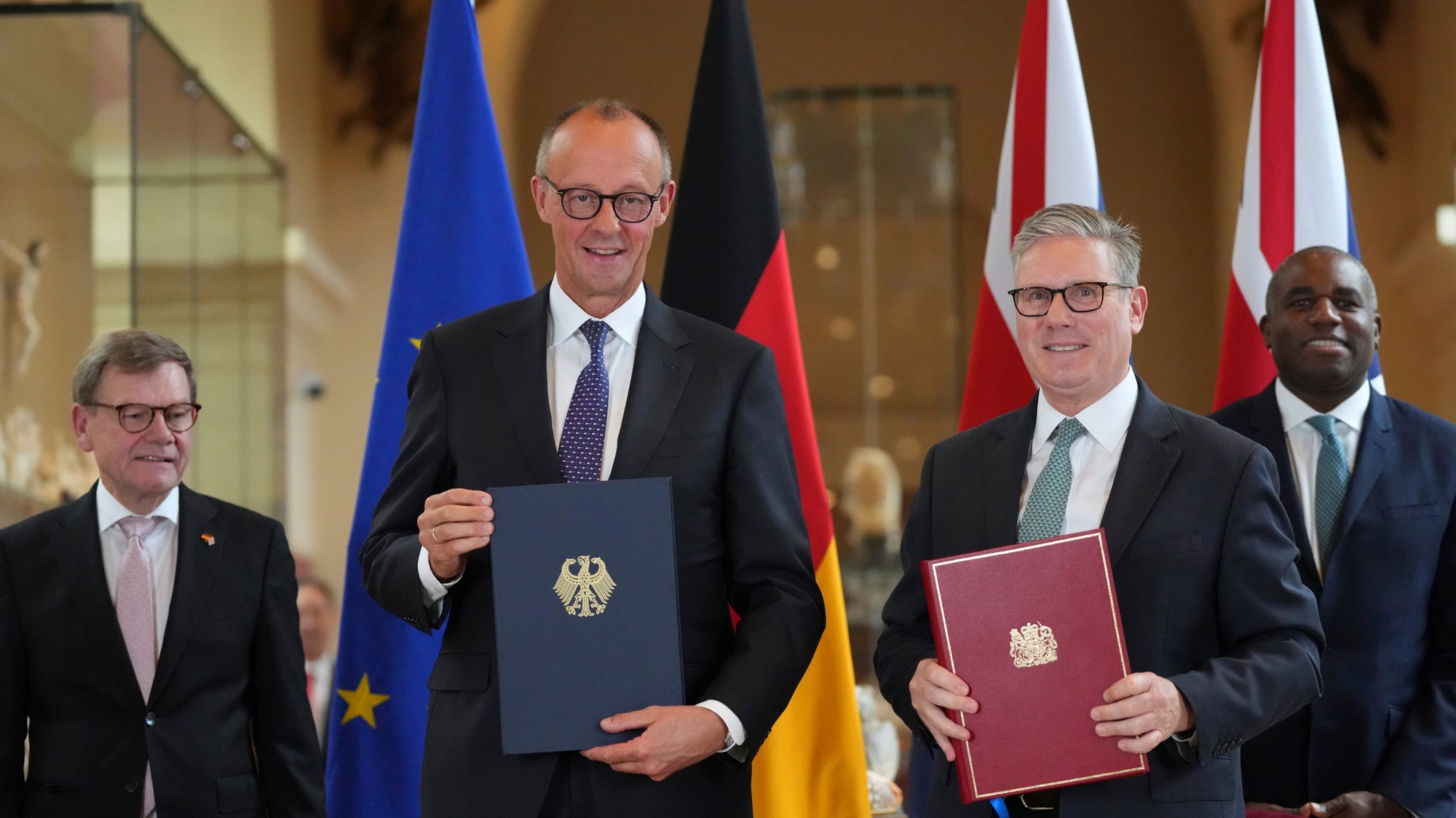 Britský premiér Keir Starmer (druhý vpravo) a nemecký kancelár Friedrich Merz (druhý vľavo) pózujú po podpise dohody o priateľstve medzi Britániou a Nemeckom v Londýne vo štvrtok 17. júla 2025