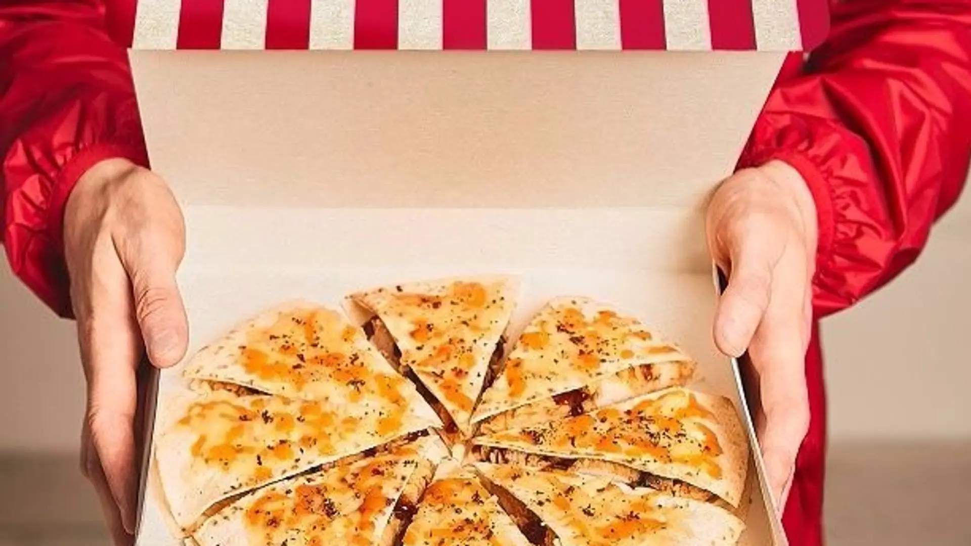 KFC prezentuje pizzę z kurczakiem w panierce. W Polsce dostępne są dwa smaki