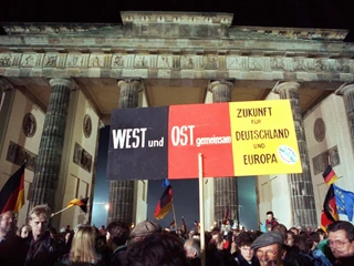 3 października 1990 roku przed Bramą Brandenburską tłumy Niemców świętowały zjednoczenie swego kraju. Na zdjęciu plakat z napisem „zachód i wschód razem – przyszłość Niemiec i Europy”