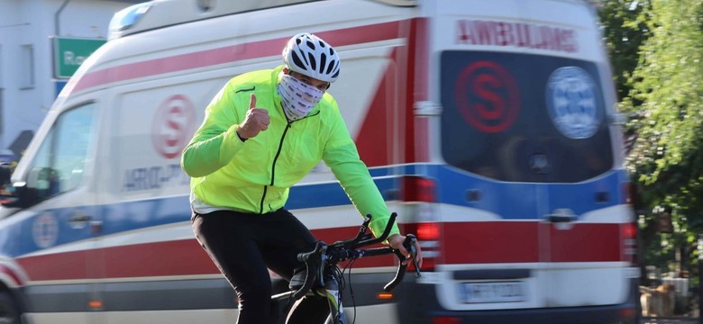 Policjant wyszedł ze szpitala i jedzie dalej w szczytnym celu