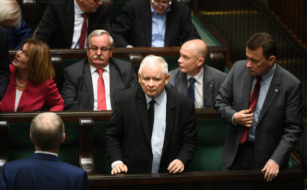 Zarządzenie zostało wysłane w poniedziałek do szefów okręgów w całym kraju, którzy są teraz zobowiązani do przeprowadzenia tych wyborów.