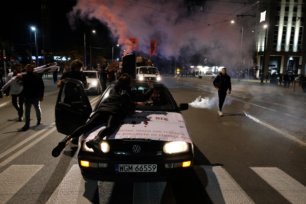 Policja zatrzymała 37 osób podczas strajku kobiet. Większość z nich to pseudokibice