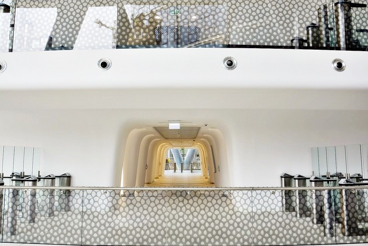 Warsaw Spire - wnętrzne budynku wieżowego na parterze - bramki i hol windowy