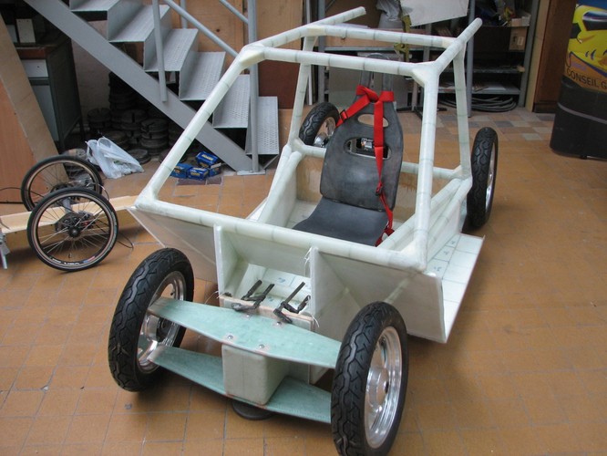 ... zbudowali bardzo oszczędne wehikuły. Mikrus napędzany jest olejem napędowym, ...