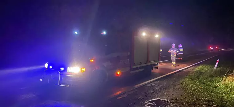 30-kilometrowa plama, dwie kolizje i 150 strażaków. Policja szuka sprawcy zamieszania