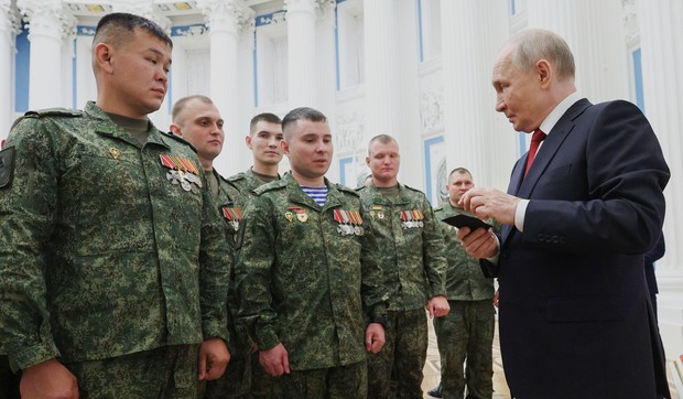 Ruski predsednik Vladimir Putin razgovara sa vojnicima u Senatskoj palati Kremlja u Moskvi, 12. juna 2026.