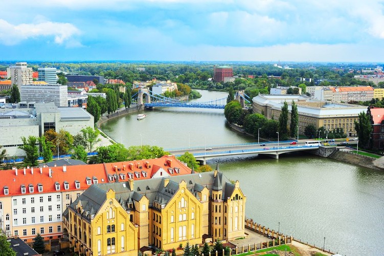 10. Dolnośląskie. Średni wiek, jakiego dożywają mieszkańcy sięga tu 76 lat, dla kobiet wynosi 80,2 lat, a dla mężczyzn – 71,7 lat. Według danych GUS, stopa bezrobocia wynosi tu obecnie 14,5 proc. W całej Polsce prawdziwą plagą są choroby przewlekłe. Z badań wynika, że na takie przypadłości choruje nawet co 3. Polak. Choroby takie powodują pogorszenie jakości życia, mniejszą efektywność w pracy, a co za tym idzie pogorszenie sytuacji finansowej.  Najwięcej długotrwałych problemów zdrowotnych mają dorośli mieszkańcy Finlandii i Estonii (43-44 proc.), a najmniej Bułgarzy, Rumuni i Grecy. Na zdjęciu Wrocław.