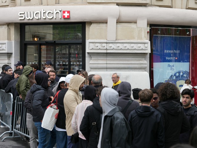 Ljudi se masovno tuku i guraju ko će prvi ući u prodavnicu da kupi sat