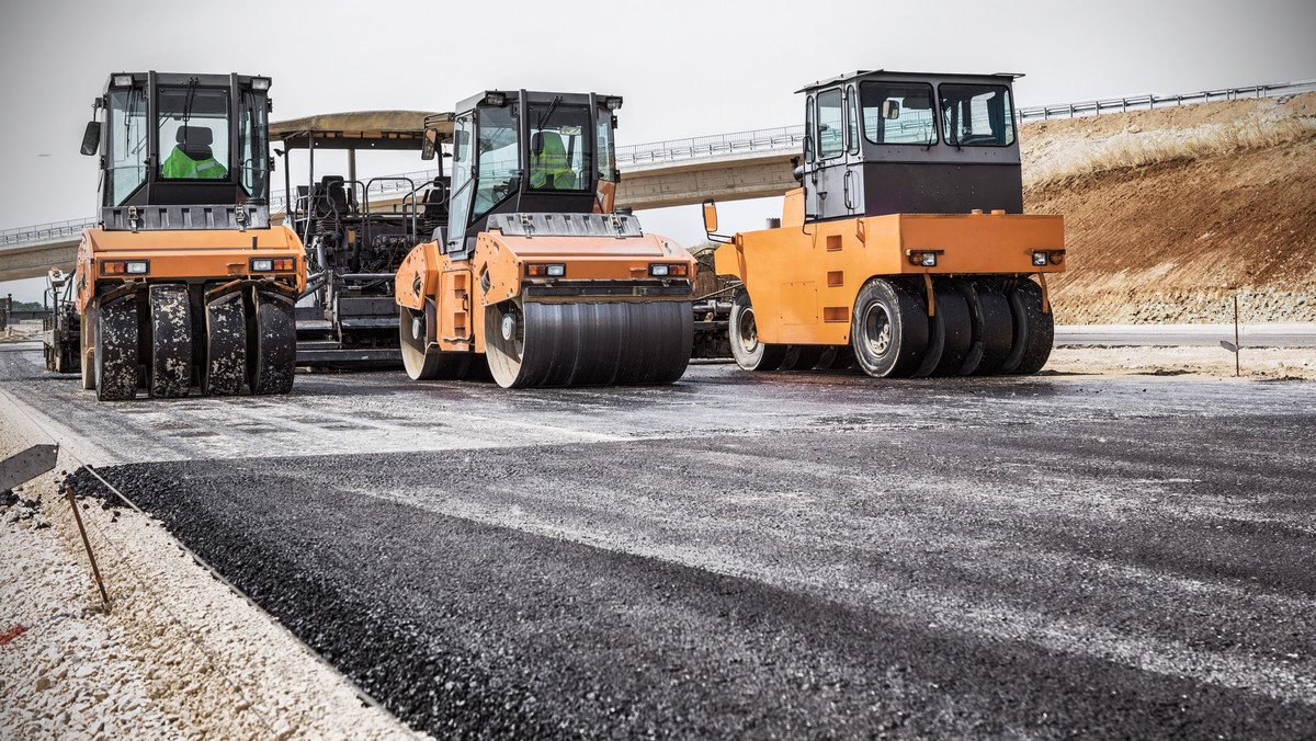 51 samorządów w woj. lubelskim otrzymało dotacje na inwestycje drogowe z Programu rozwoju dróg gminnych i powiatowych. Za prawie 129 mln zł zmodernizowanych zostanie ok. 150 km dróg. Dotacja z budżetu państwa to ponad 60 mln zł.