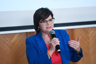 Zakaz sprzedaży e-papierosów do 18. roku życia. Kiedy wejdzie w życie? Leszczyna wyjaśnia