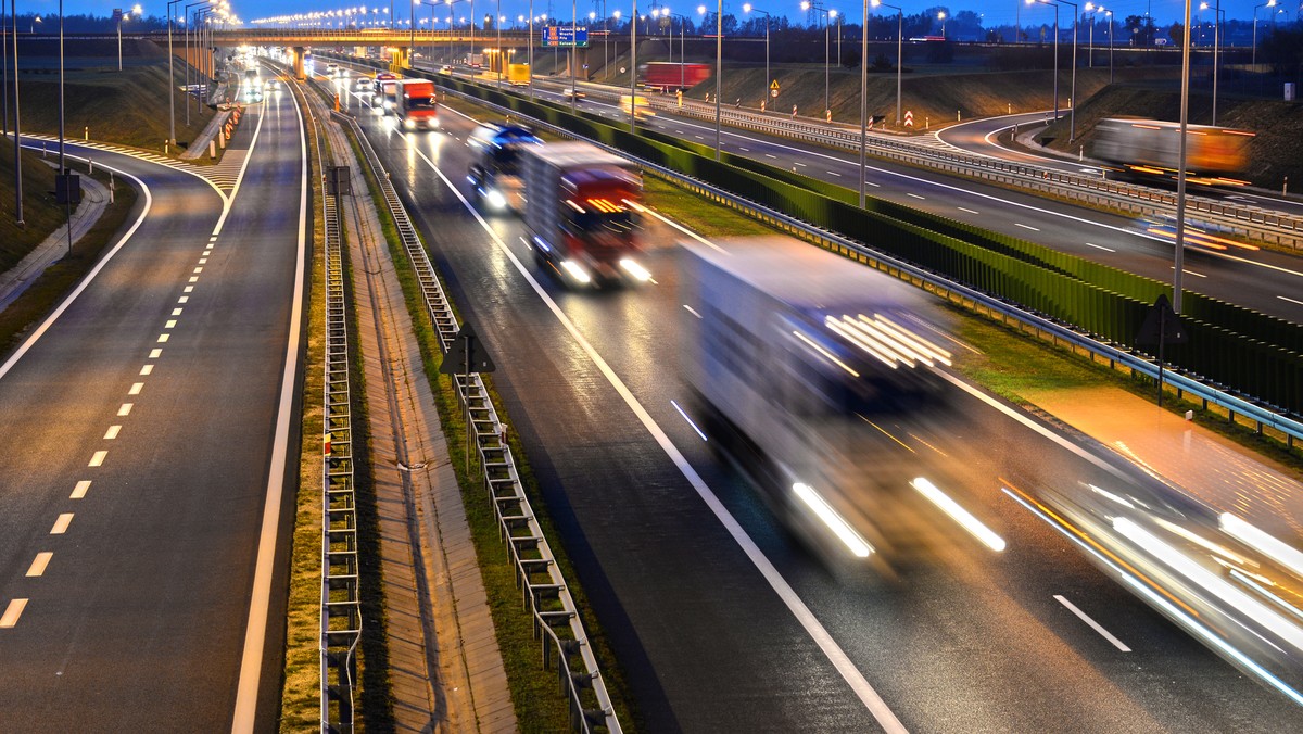 Około godziny 1 w nocy niemieccy policjanci zdecydowali o wznowieniu ruchu na autostradzie A11, którą zamknęli z powodu trudnych warunków pogodowych. W Kołbaskowie kierowcy stanęli na kilka godzin. Sytuacja pogodowa w regionie również się poprawia.